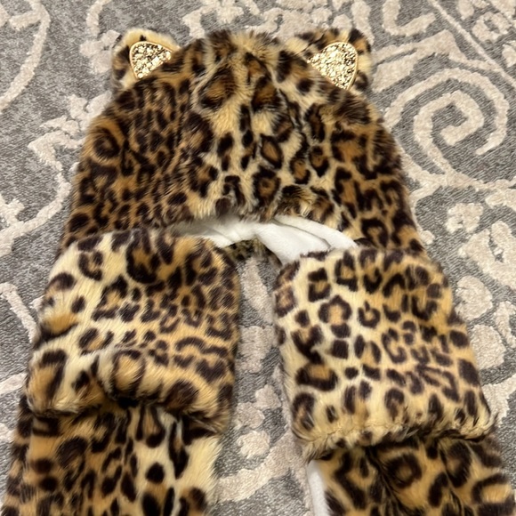 NWOT Children’s Place faux fur leopard hat with attached scarf with pockets - Picture 4 of 8